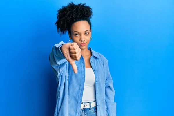 Giovane Ragazza Afroamericana Indossa Abiti Casual Cercando Infelice Arrabbiato Mostrando — Foto Stock