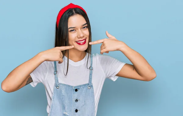 Young Hispanic Girl Wearing Casual Clothes Smiling Cheerful Showing Pointing — Stock Photo, Image