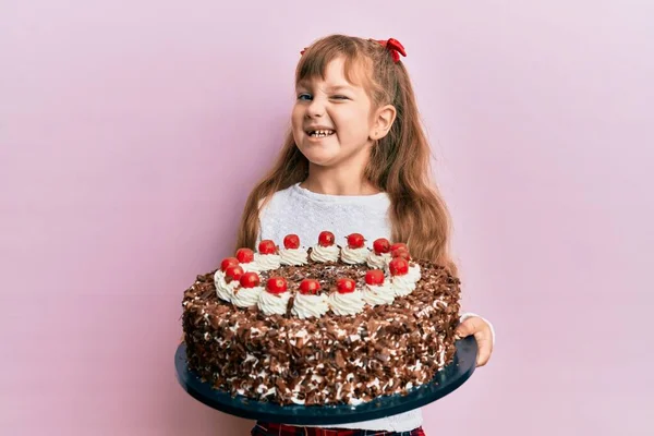 Маленькая Кавказская Девочка Празднует День Рождения Держа Большой Шоколадный Торт — стоковое фото