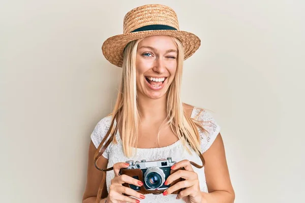 Chica Rubia Joven Con Sombrero Verano Usando Cámara Guiño Mirando —  Fotos de Stock