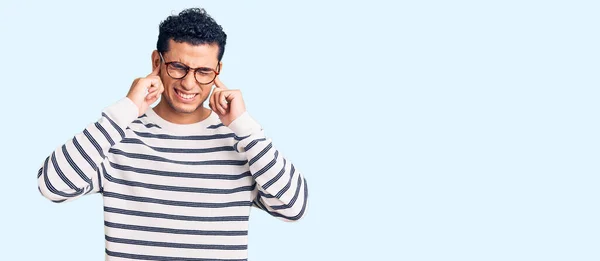 Hispanic Stilig Ung Man Bär Casual Kläder Och Glasögon Täcker — Stockfoto
