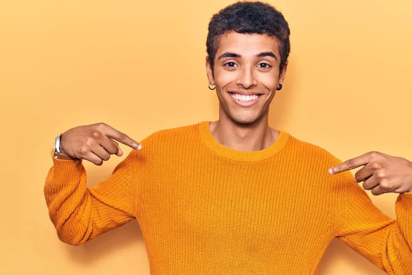 Jonge Afrikaans Amerikaanse Man Draagt Casual Kleding Die Zelfverzekerd Uitziet — Stockfoto