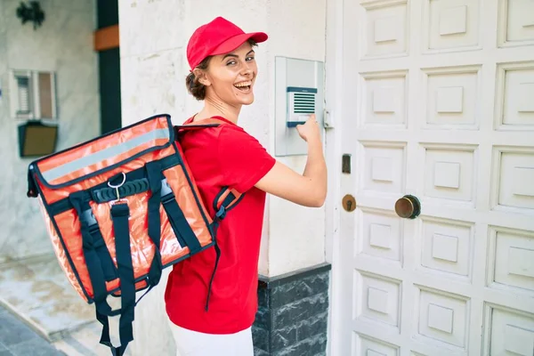 Lieferservice Mitarbeiterin Uniform Lächelt Glücklich Und Klopft Die Tür — Stockfoto