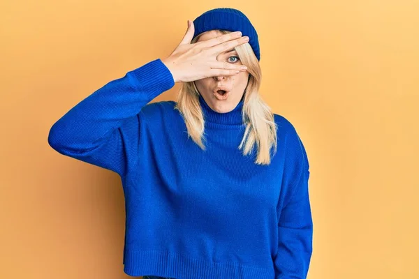 Mujer Caucásica Joven Con Suéter Lana Invierno Gorra Asomándose Shock — Foto de Stock