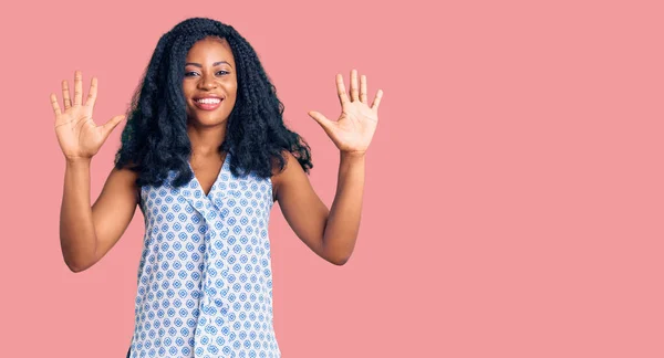 Красивая Африканская Американка Обычной Летней Рубашке Показывает Показывает Пальцами Номер — стоковое фото