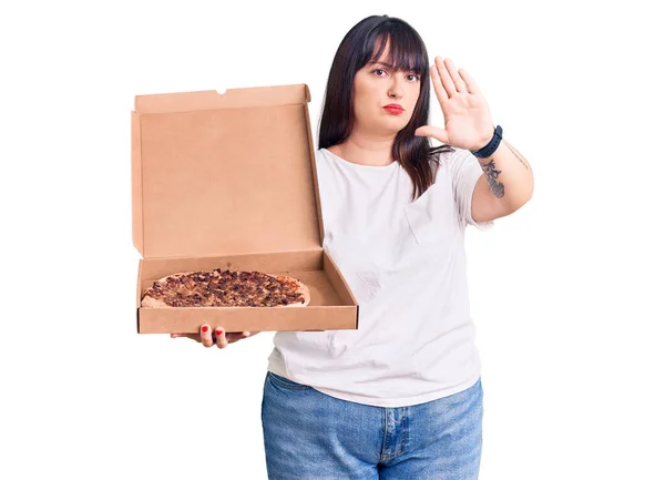 Jovem Size Mulher Segurando Entrega Caixa Pizza Com Mão Aberta — Fotografia de Stock