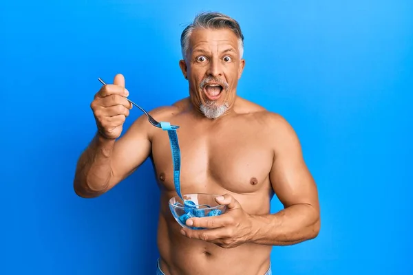 Medidor Medición Comer Sin Camisa Hombre Pelo Gris Mediana Edad — Foto de Stock