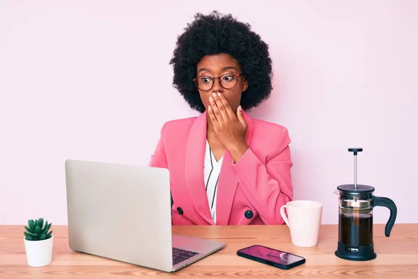 Mujer Afroamericana Joven Que Trabaja Escritorio Usando Computadora Portátil Que —  Fotos de Stock