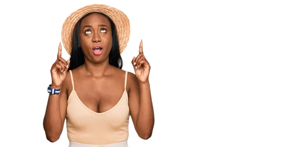 Joven Mujer Negra Con Sombrero Verano Asombrada Sorprendida Mirando Hacia — Foto de Stock