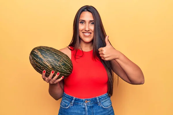 Ung Vacker Brunett Kvinna Håller Melon Ler Glad Och Positiv — Stockfoto