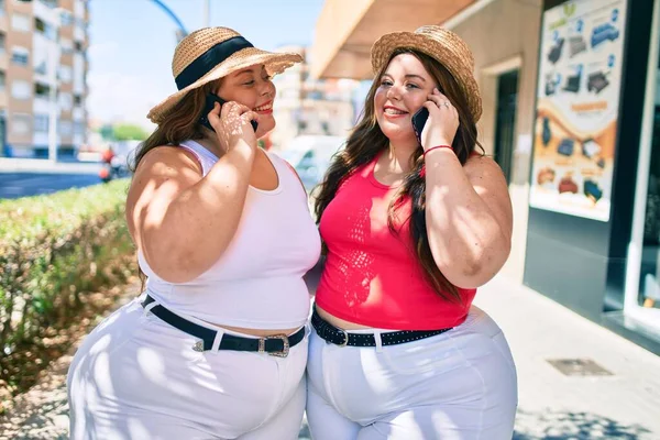 Two Size Overweight Sisters Twins Women Speaking Phone Outdoors Sunny — Stock Photo, Image