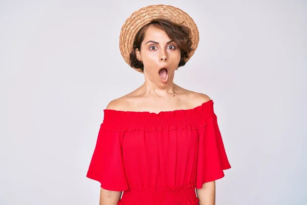Young Hispanic Woman Wearing Summer Hat Afraid Shocked Surprise Expression — Stock fotografie