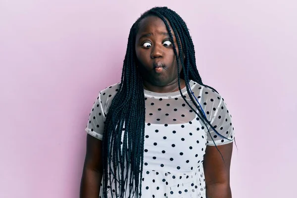 Jeune Femme Noire Avec Des Tresses Portant Des Vêtements Décontractés — Photo