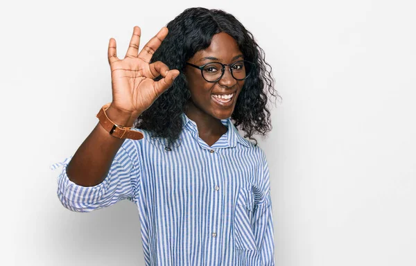 Schöne Afrikanische Junge Frau Lässiger Kleidung Und Brille Die Positiv — Stockfoto