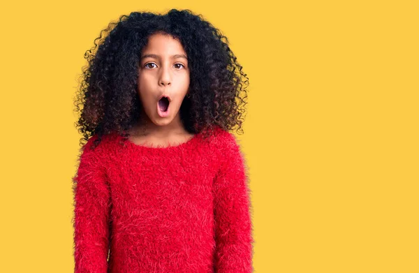 평시의 스웨터를 곱슬머리의 아프리카계 미국인 아이는 놀라서 채놀란 표정을 있었다 — 스톡 사진