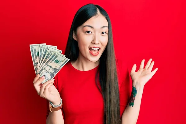 Jovem Chinesa Segurando Nota Dólares Comemorando Conquista Com Sorriso Feliz — Fotografia de Stock