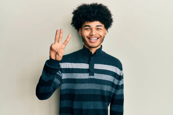 Молодой Африканский Американец Афроволосами Повседневной Одежде Показывает Показывает Пальцами Номер — стоковое фото