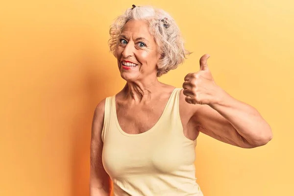 Äldre Gråhårig Kvinna Vardagskläder Som Gör Glada Tummar Upp Gester — Stockfoto