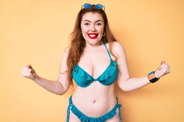 Jonge Roodharige Vrouw Die Bikini Draagt Erg Blij Opgewonden Met — Stockfoto