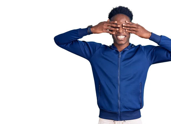 スポーツウェアを身に着けている若いアフリカ系アメリカ人男性は 明るく面白い笑顔で目を覆います 視覚障害の概念 — ストック写真