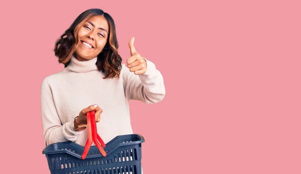 Jovem Bela Mulher Raça Mista Segurando Supermercado Cesta Compras Sorrindo — Fotografia de Stock