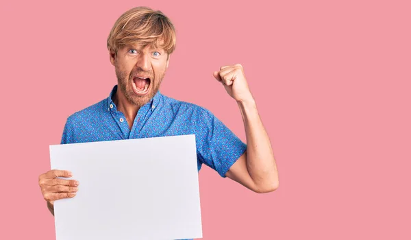 Bello Uomo Caucasico Con Barba Tenuta Vendita Poster Urlando Orgoglioso — Foto Stock