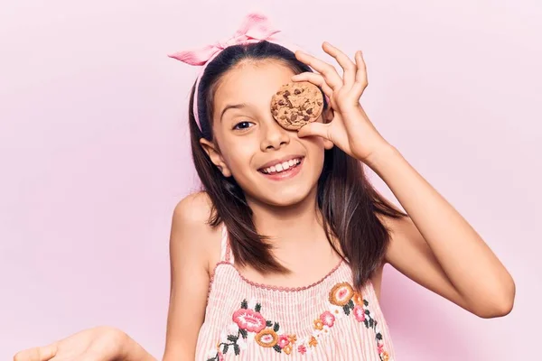 Bella Bambina Che Tiene Biscotto Che Celebra Raggiungimento Con Sorriso — Foto Stock