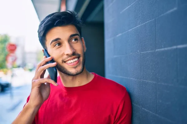 Giovane Uomo Latino Sorridente Felice Parlando Sullo Smartphone Città — Foto Stock