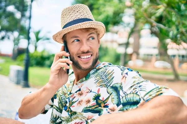 Caucasian Handsome Man Smiling Happy Outdoors Talking Phone — Stock Photo, Image