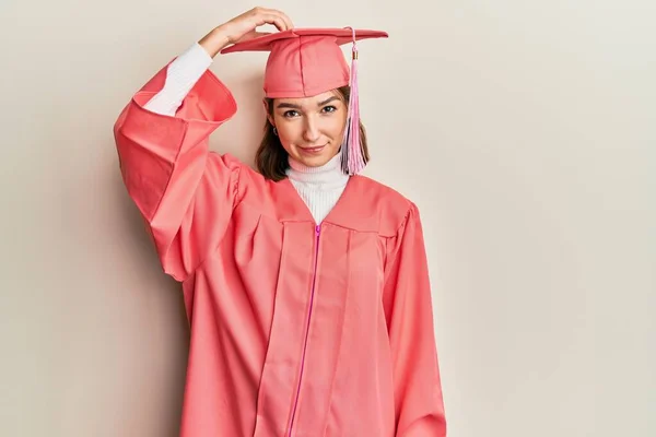 Jeune Femme Caucasienne Portant Casquette Graduation Robe Cérémonie Confondent Interrogent — Photo