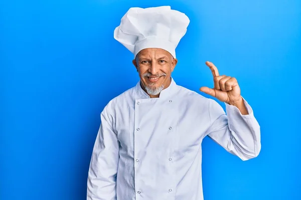 Uomo Mezza Età Dai Capelli Grigi Indossa Uniforme Cuoco Professionista — Foto Stock