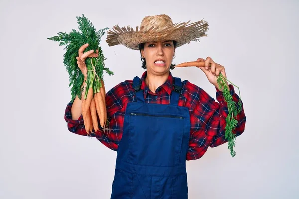 Hermosa Mujer Morena Vistiendo Ropa Granjero Sosteniendo Zanahorias Frescas Expresión — Foto de Stock