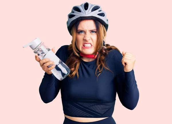 Joven Hermosa Mujer Caucásica Con Casco Bicicleta Celebración Botella Agua —  Fotos de Stock