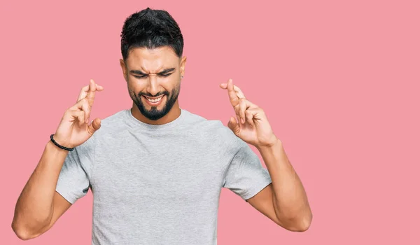 Joven Con Barba Vistiendo Una Camiseta Gris Casual Señalando Con — Foto de Stock