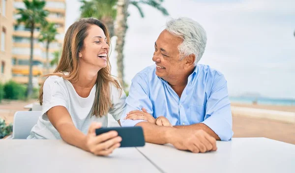 Medelålders Par Kär Sitter Terrassen Caféet Med Smartphone Glad Och — Stockfoto