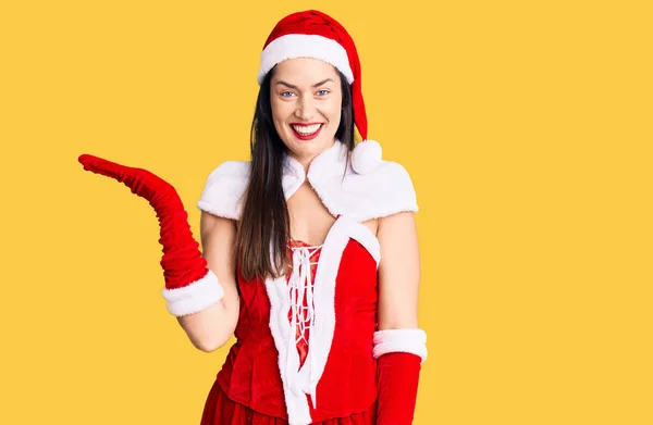 Giovane Bella Donna Caucasica Indossa Costume Babbo Natale Sorridente Allegra — Foto Stock