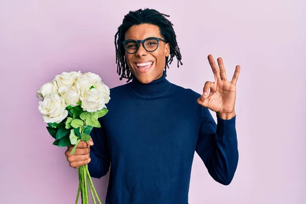 Joven Afroamericano Hombre Sosteniendo Ramo Flores Blancas Haciendo Signo Con — Foto de Stock