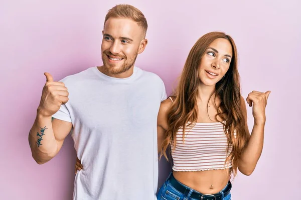 Casal Jovem Namorada Namorado Abraçando Juntos Sorrindo Com Rosto Feliz — Fotografia de Stock