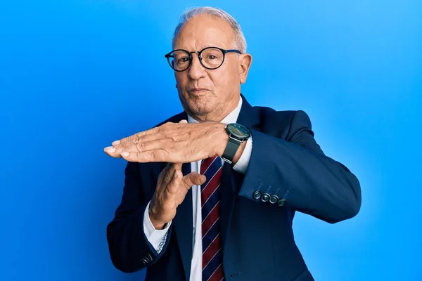 Senior Kaukasiska Mannen Bär Kostym Och Slips Gör Time Out — Stockfoto