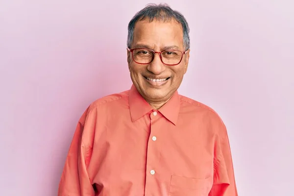 印度中年男子 身穿休闲装 戴着眼镜 脸上挂着快乐而凉爽的笑容 幸运的人 — 图库照片