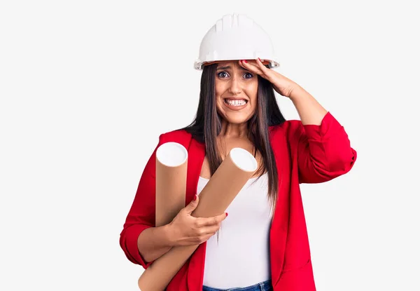 Jong Mooi Brunette Vrouw Dragen Hardhat Holding Architect Blauwdruk Gestrest — Stockfoto