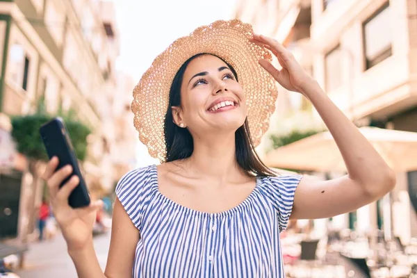 Joven Chica Turista Latina Vacaciones Sonriendo Feliz Usando Teléfono Inteligente —  Fotos de Stock