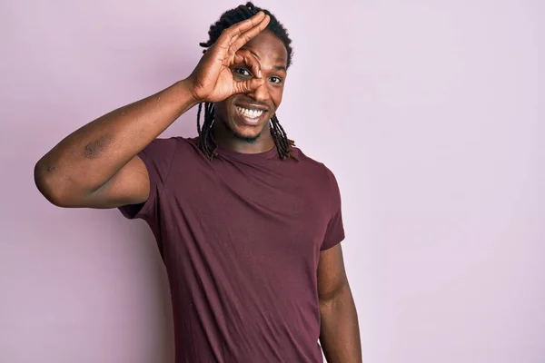 Hombre Afroamericano Con Trenzas Vistiendo Ropa Casual Sonriendo Feliz Haciendo —  Fotos de Stock