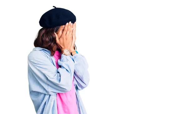 Young Beautiful Mixed Race Woman Wearing French Look Beret Sad — Stock Photo, Image