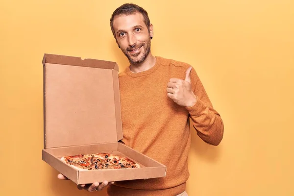 Fiatal Jóképű Férfi Kezében Szállítás Pizza Doboz Mosolyogva Boldog Pozitív — Stock Fotó