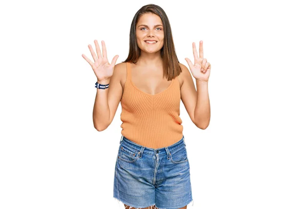 Mladá Běloška Nosí Ležérní Oblečení Ukazující Ukazující Prsty Číslo Osm — Stock fotografie