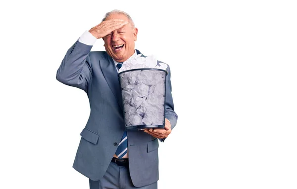 Senior Knappe Grijsharige Man Met Papieren Vuilnisbak Met Verkreukeld Document — Stockfoto