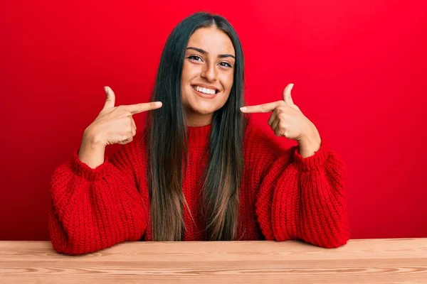 Schöne Hispanische Frau Lässiger Kleidung Sitzt Auf Dem Tisch Und — Stockfoto