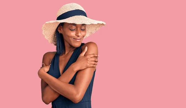 Mladá Afroameričanka Plavkách Letním Klobouku Šťastně Pozitivně Objímala Sebevědomě Usmívala — Stock fotografie