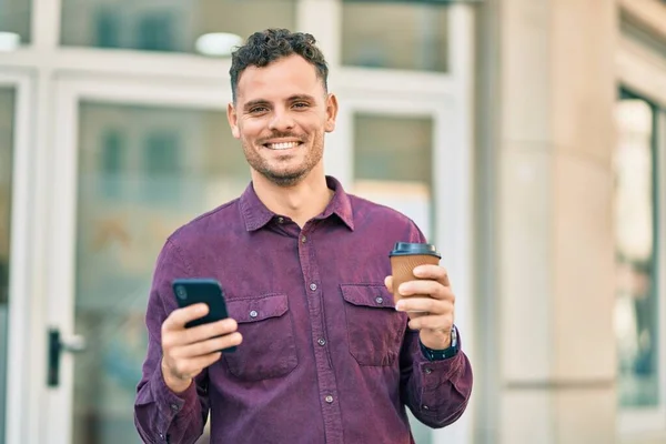 Jonge Spaanse Man Die Smartphone Gebruikt Koffie Drinkt Stad — Stockfoto